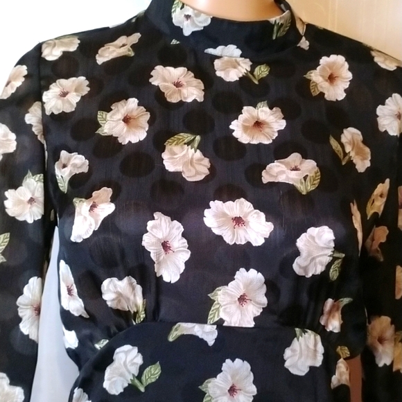 Flattering Zara 2 toned black flowered dress with collar and long button sleeves - Picture 4 of 12